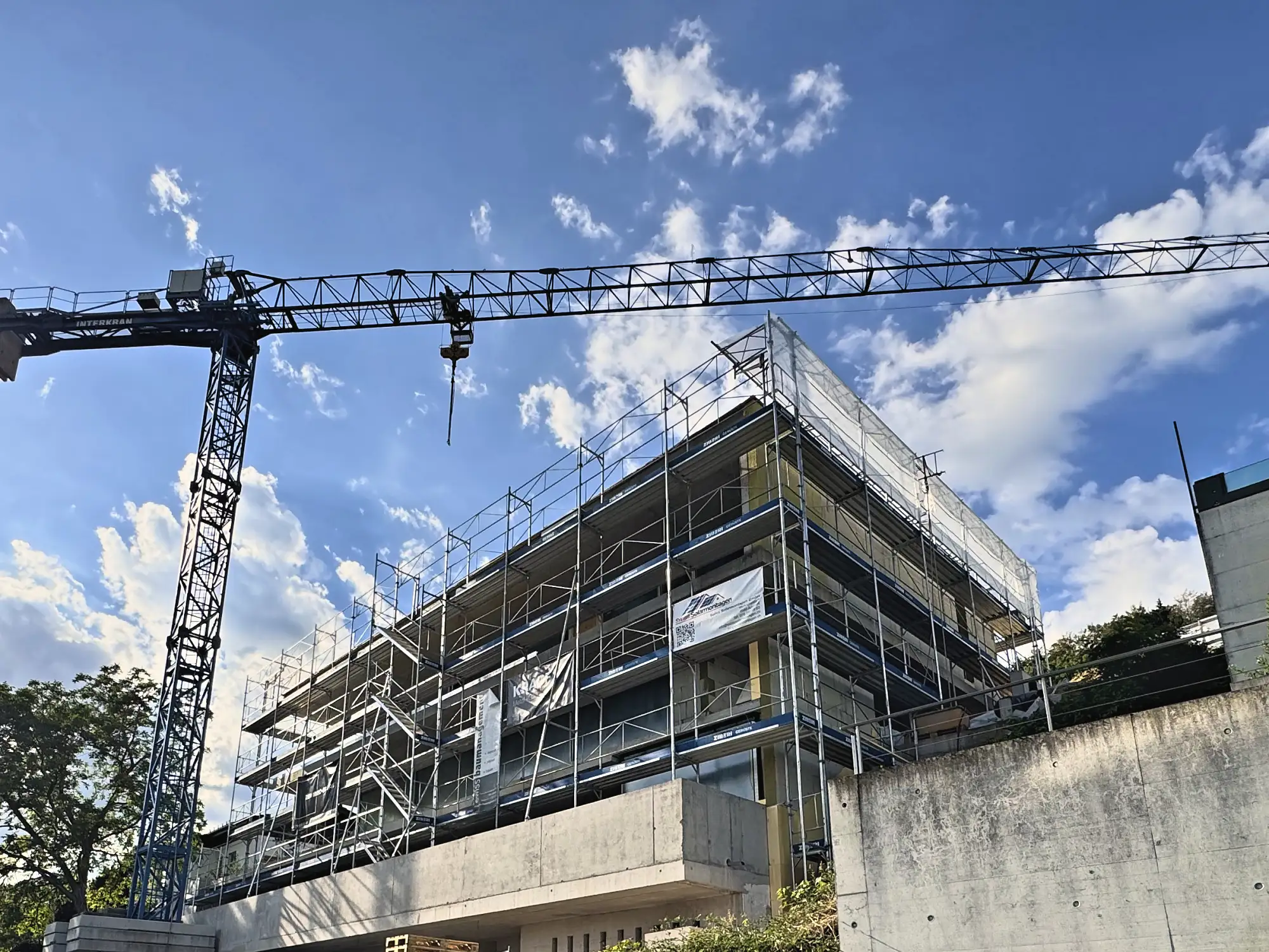 Eingerüsteter Neubau Abtwil in Hanglage, Turmdrehkran über dem Dach