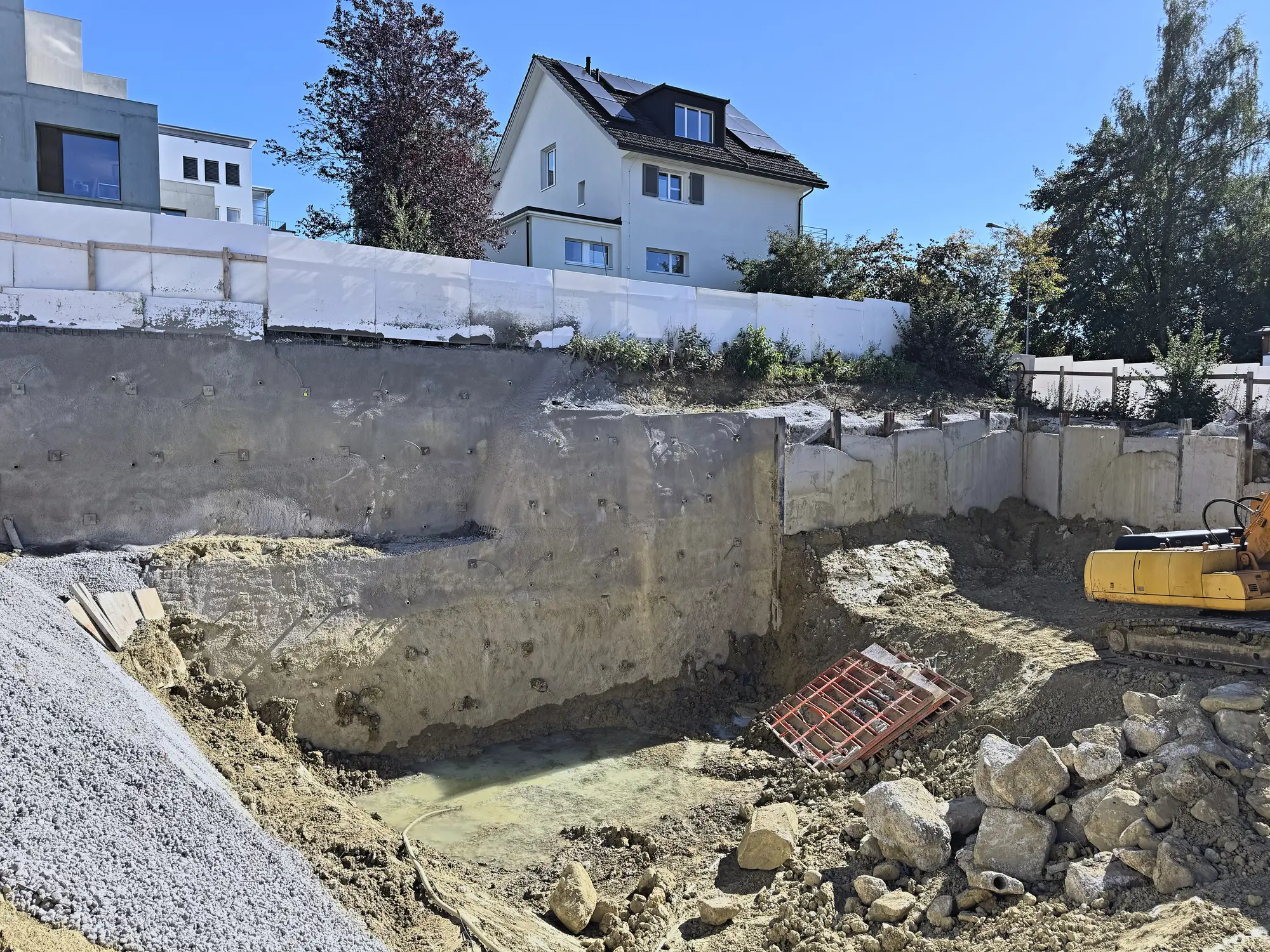 Gesicherte Baugrube mit verankerter Spritzbetonwand und Rühlwand, Rotmonten