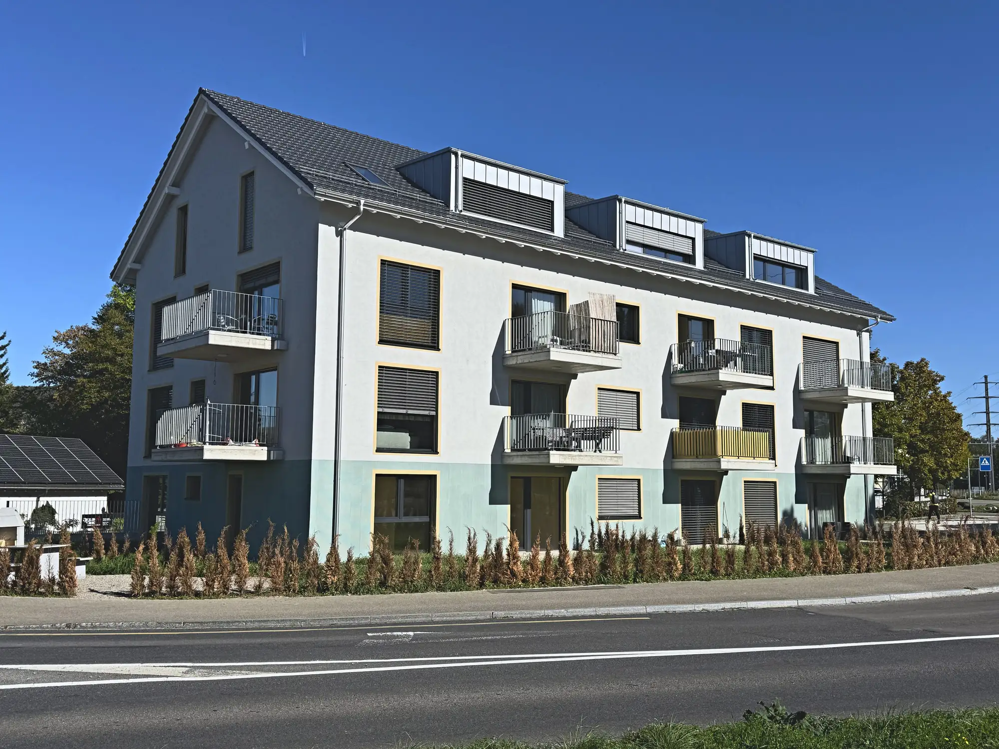 Fertiges Mehrfamilienhaus Märstetten von der Strasse, Giebeldach mit drei Gauben