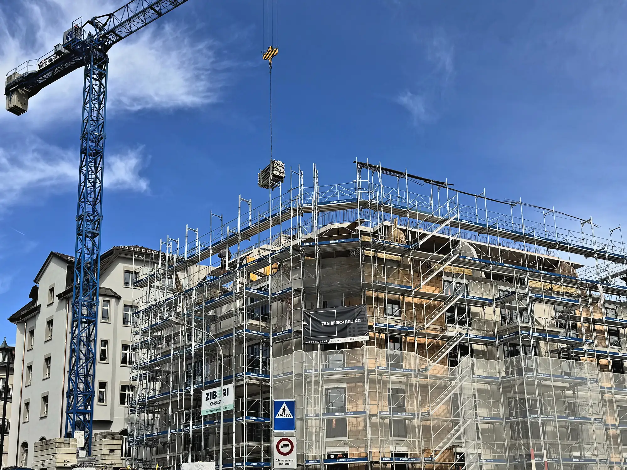 Eingerüsteter Neubau St. Fiden an der Kreuzung, Turmdrehkran über dem Dach