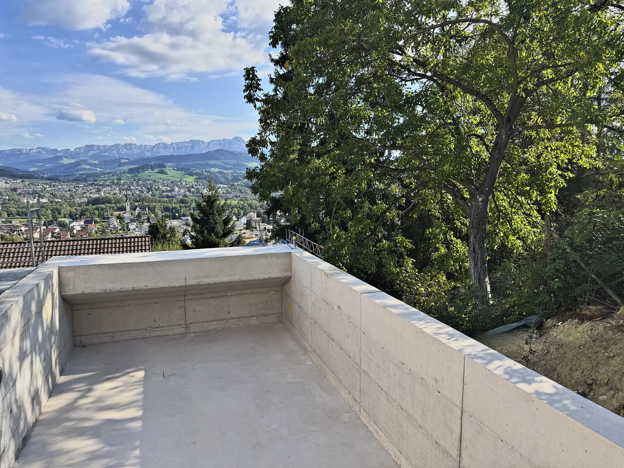 Betonbecken in Sichtbeton mit Blick auf den Alpstein