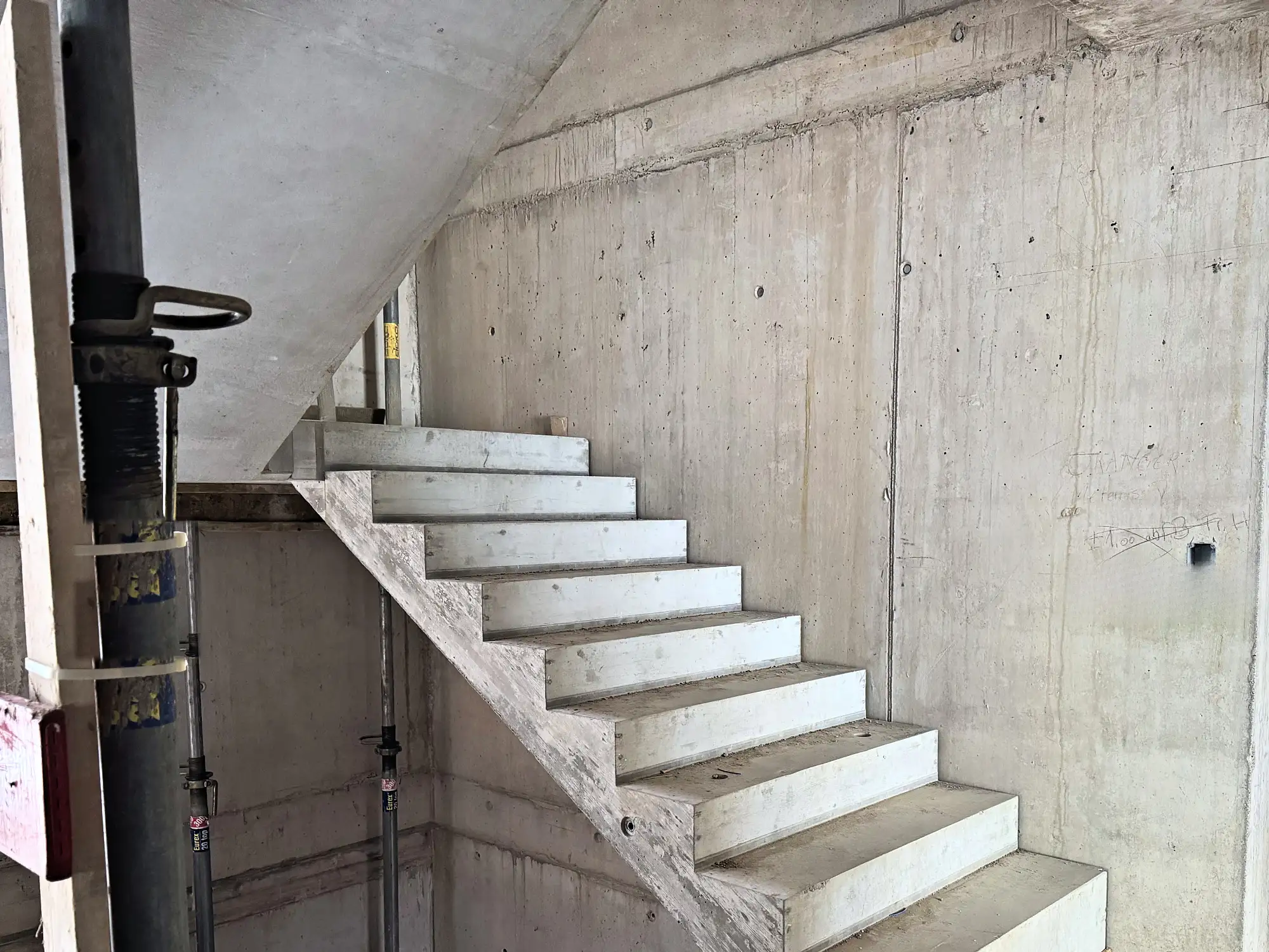 Betontreppe im Rohbau mit Podest und Deckenstütze