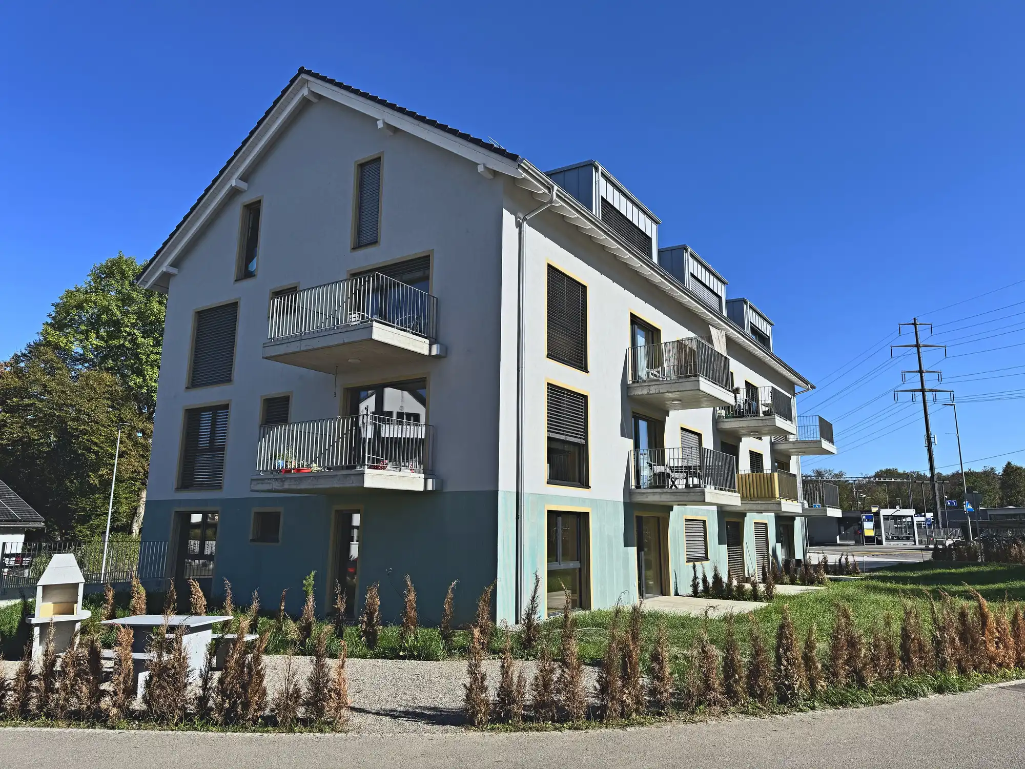 Fertiges Mehrfamilienhaus Märstetten von der Gartenseite, Zen Immo+Bau AG