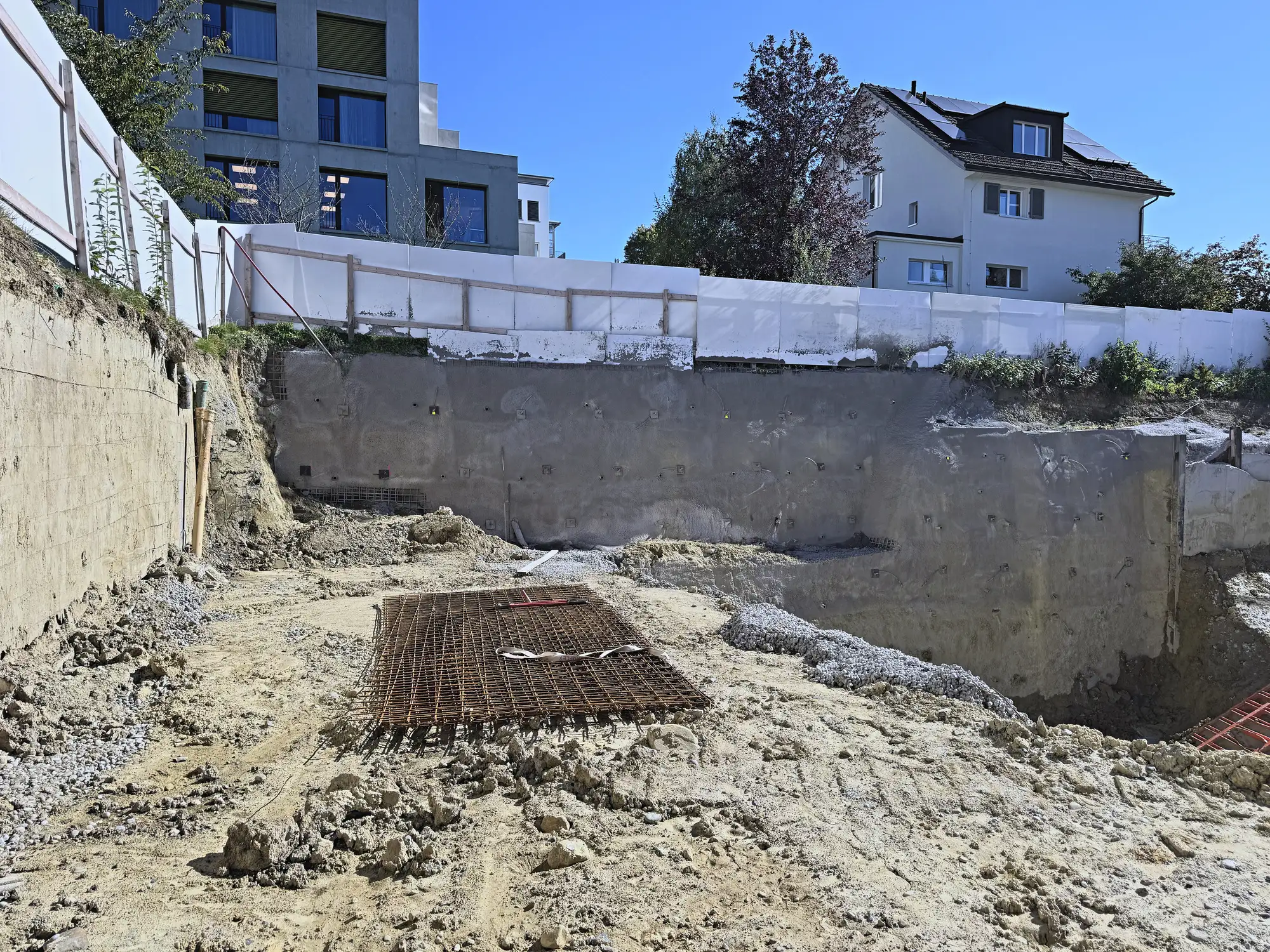 Bewehrungsmatten auf der Aushubsohle vor der verankerten Baugrubenwand