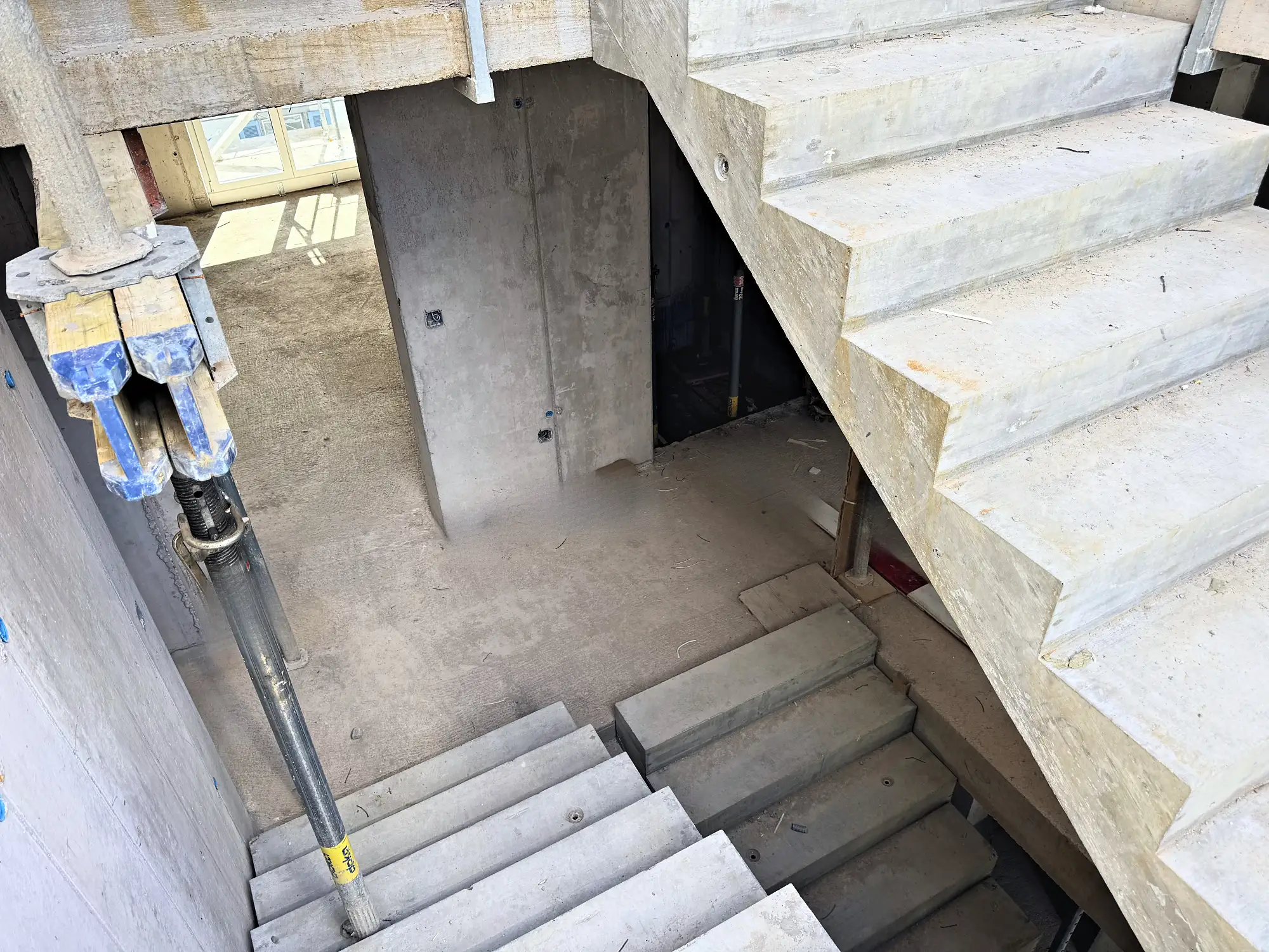 Treppenhaus von oben mit zwei Läufen und Zwischenpodest