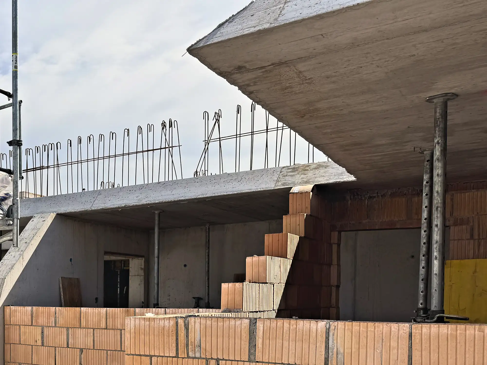 Deckenrand mit Anschlussbewehrung über dem Backsteinmauerwerk