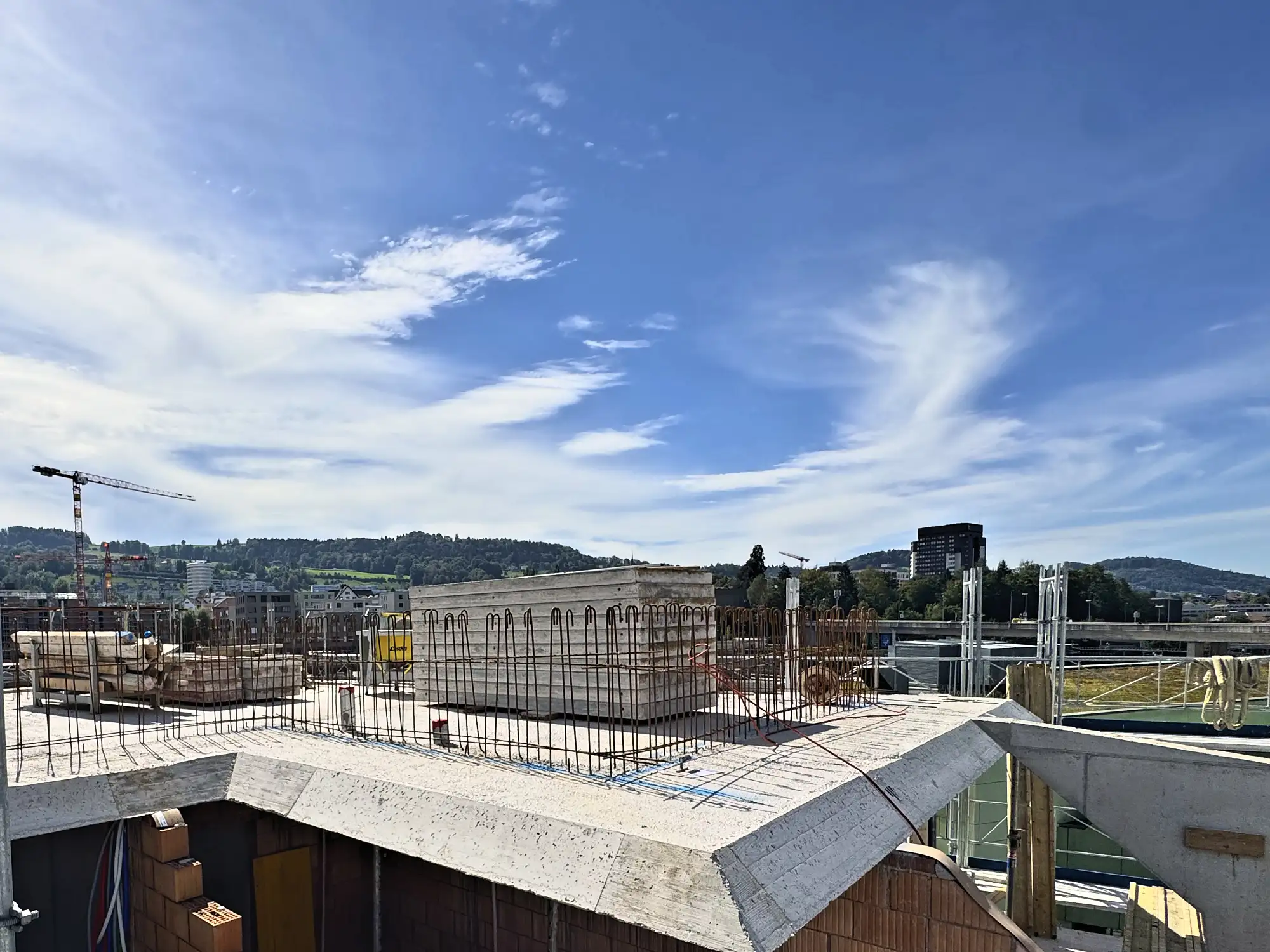 Dachdecke mit Bewehrung, dahinter der Blick über St. Gallen