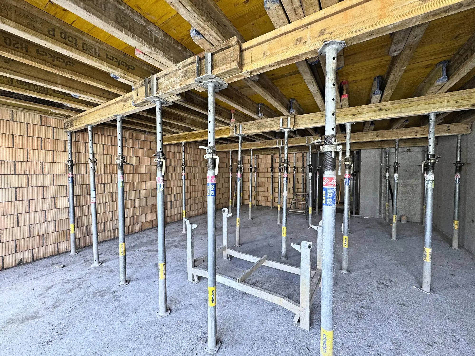 Untergeschoss im Rohbau mit Deckenschalung auf Stahlstützen