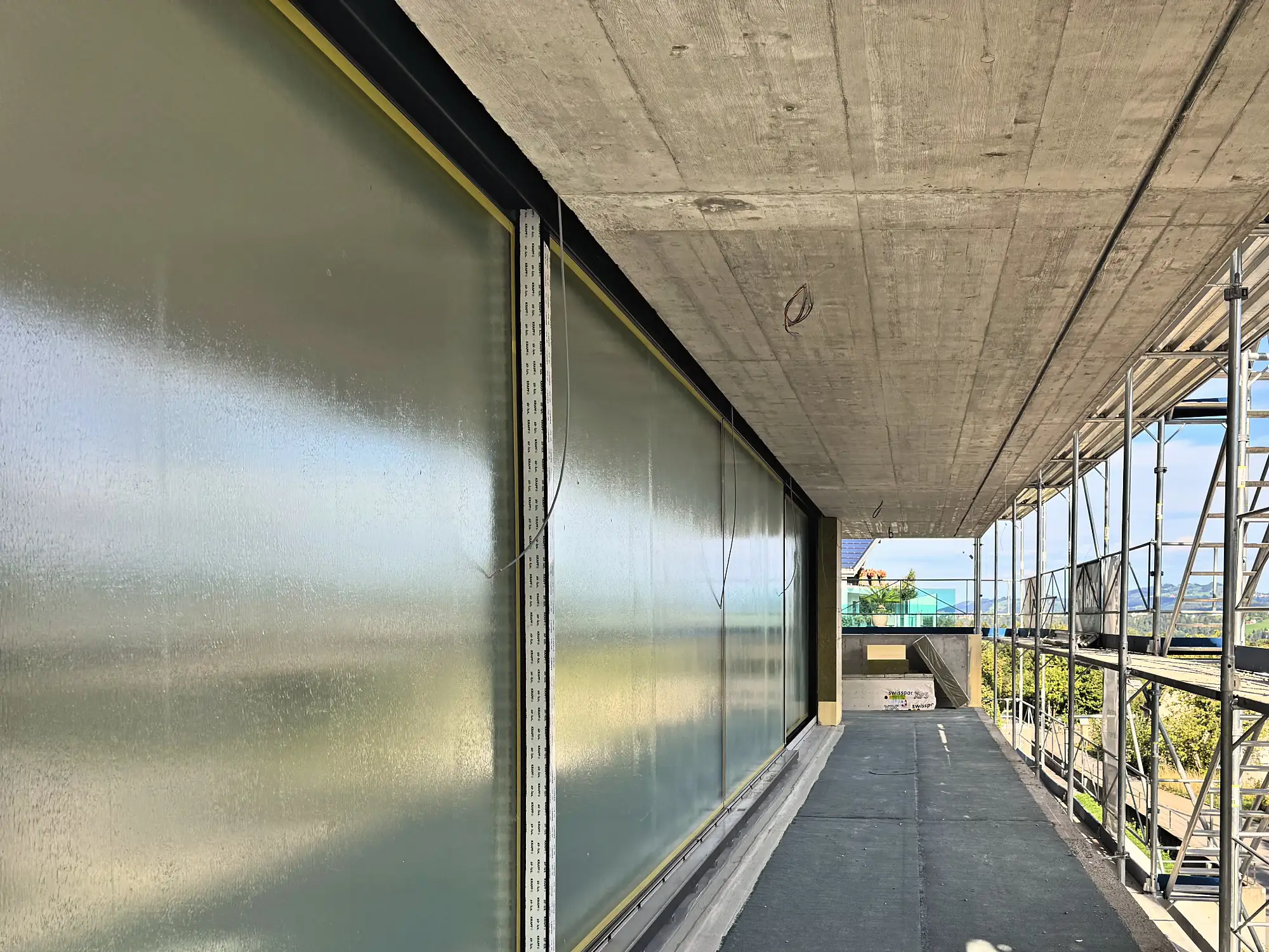 Laubengang entlang der Glasfront, Gerüst auf der Aussenseite