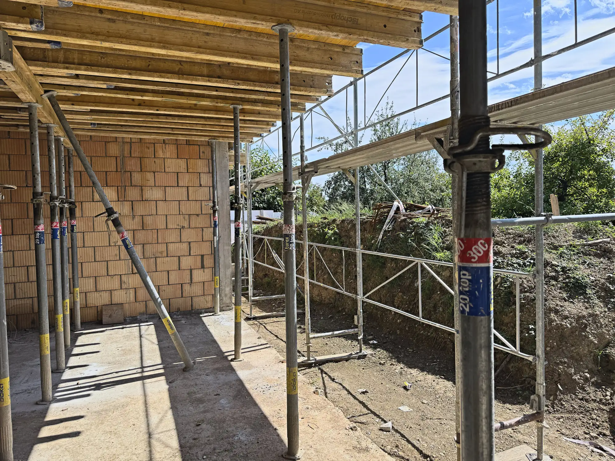 Deckenschalung an der Hangseite, Gerüst und Böschung dahinter