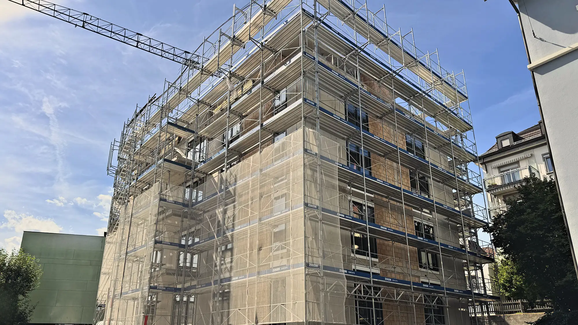 Der Neubau von der Seite, Gerüst über die volle Gebäudehöhe