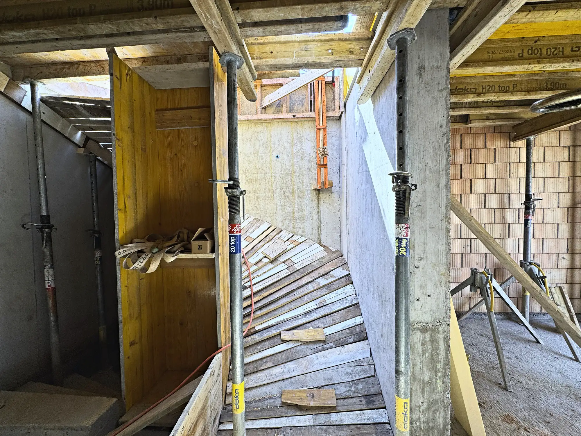 Eingeschalte Treppe im Rohbau, Podest und Stufen aus Holz geschalt
