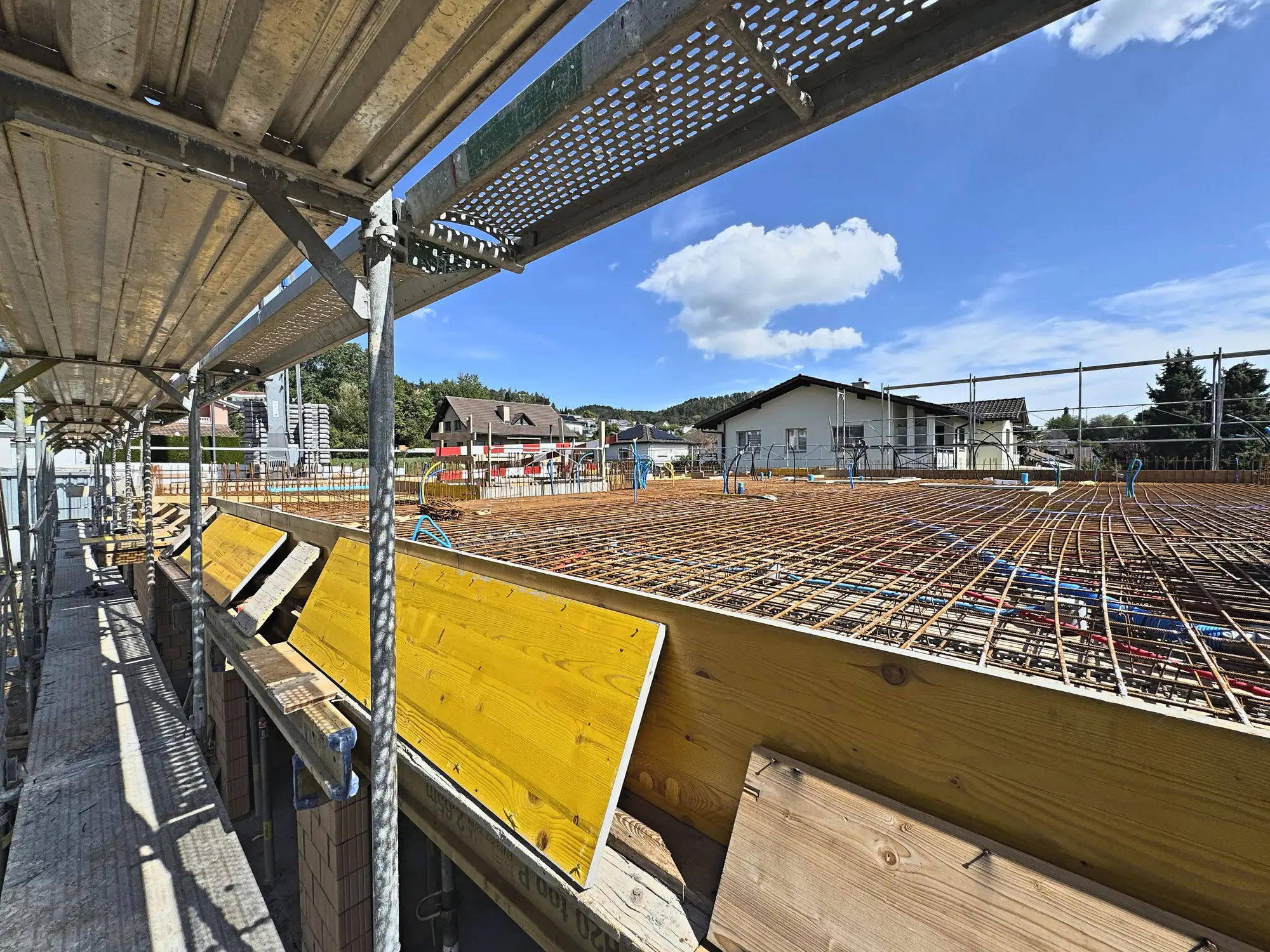 Bewehrte Geschossdecke vor dem Betonieren, Quartier im Hintergrund