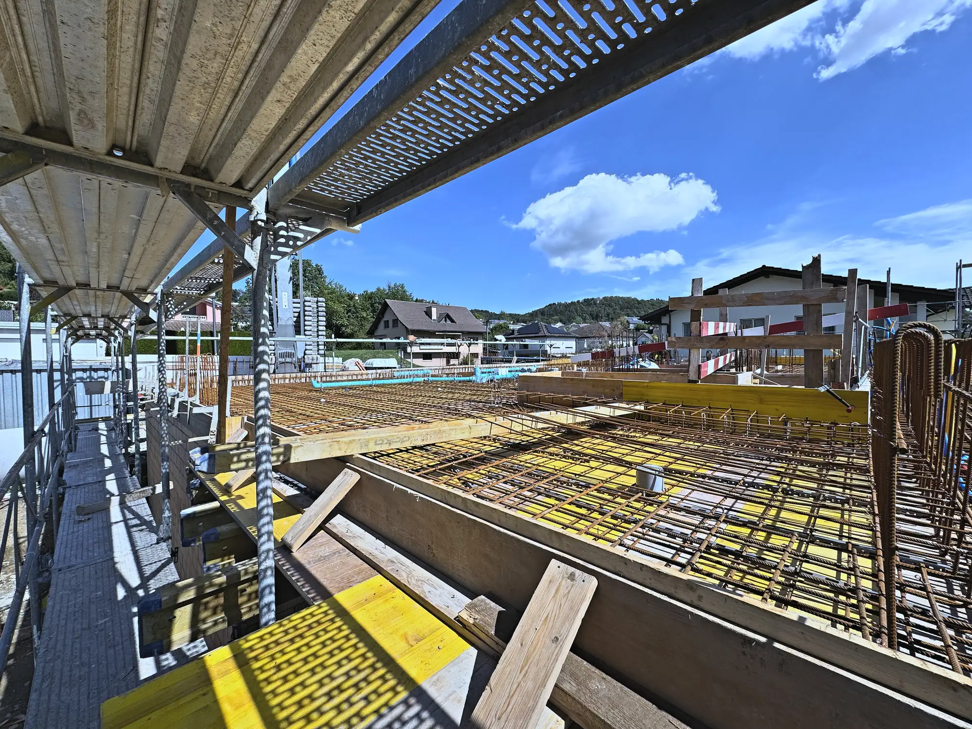 Deckenbewehrung mit Randschalung, Blick über das Gerüst ins Dorf