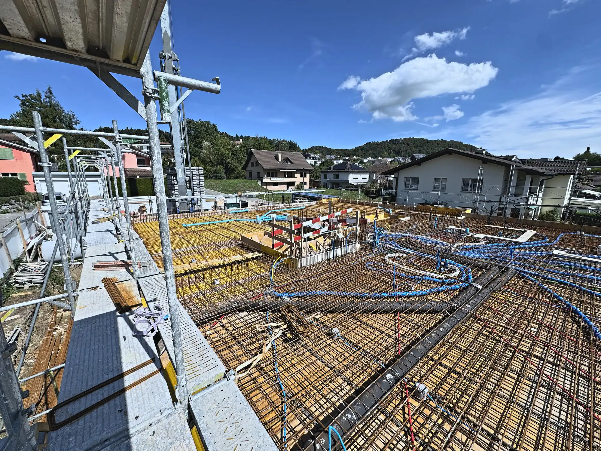 Bewehrte Geschossdecke mit verlegten Leitungen, Neubau Zuzwil