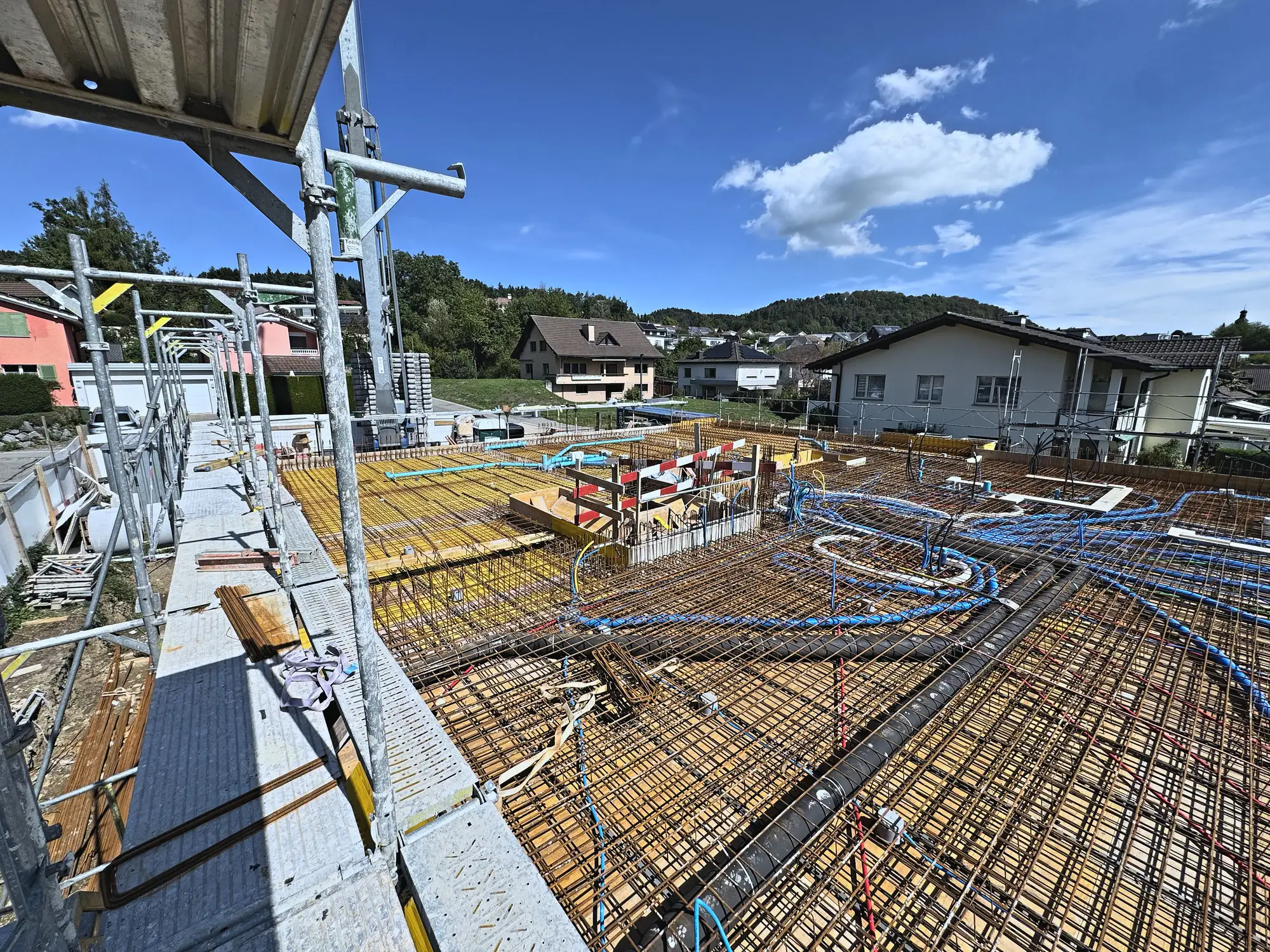 Bewehrte Geschossdecke mit verlegten Leitungen, Neubau Zuzwil