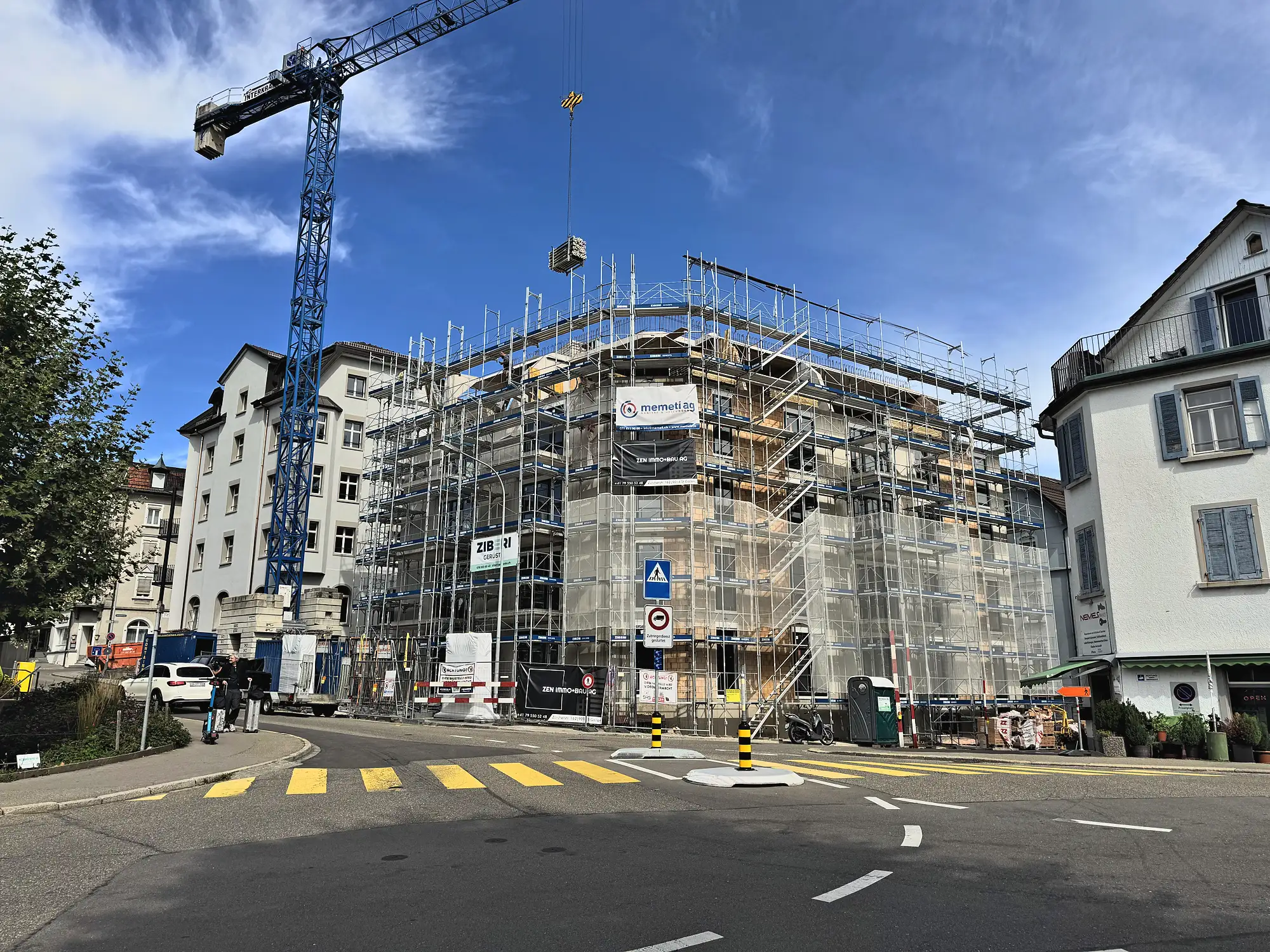 Eingerüsteter Neubau an der Kreuzung mit Turmdrehkran, St. Fiden