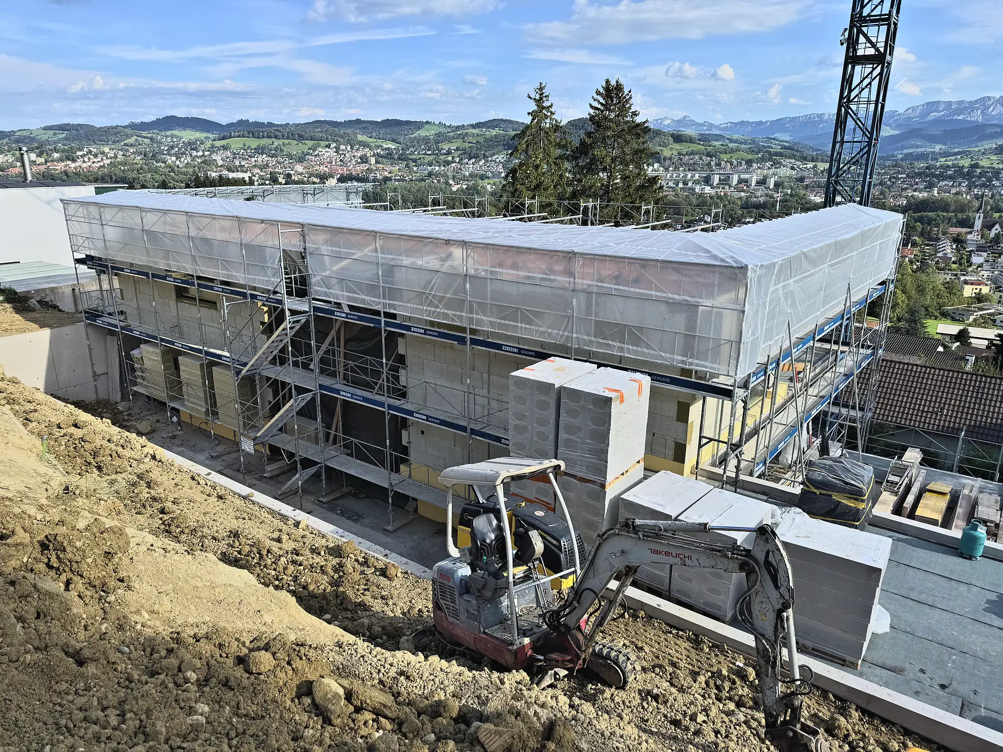 Rohbau am Hang mit Gerüst und Kran, Neubau Abtwil