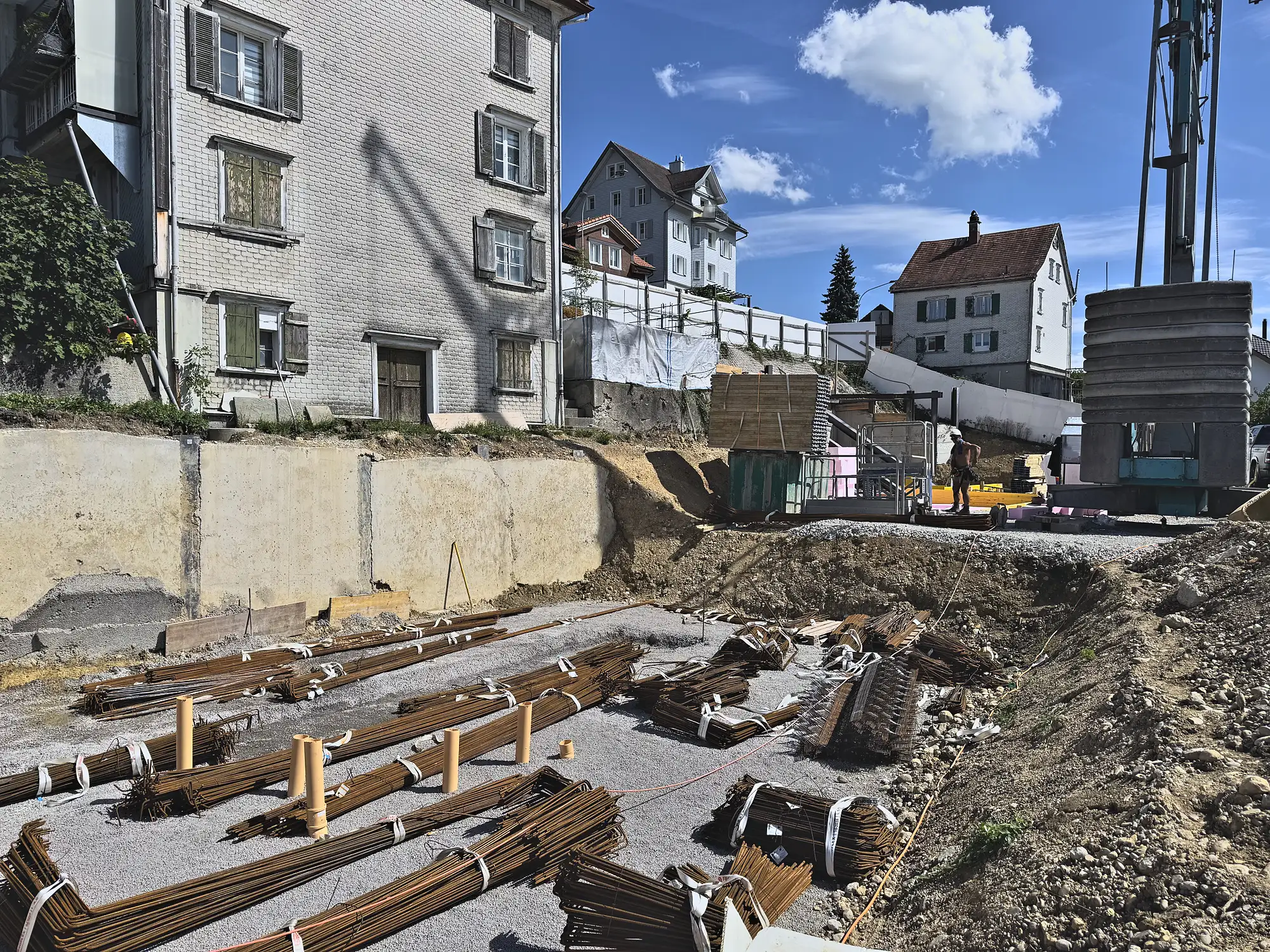 Gebündelter Bewehrungsstahl vor der Baugrube, Herisau